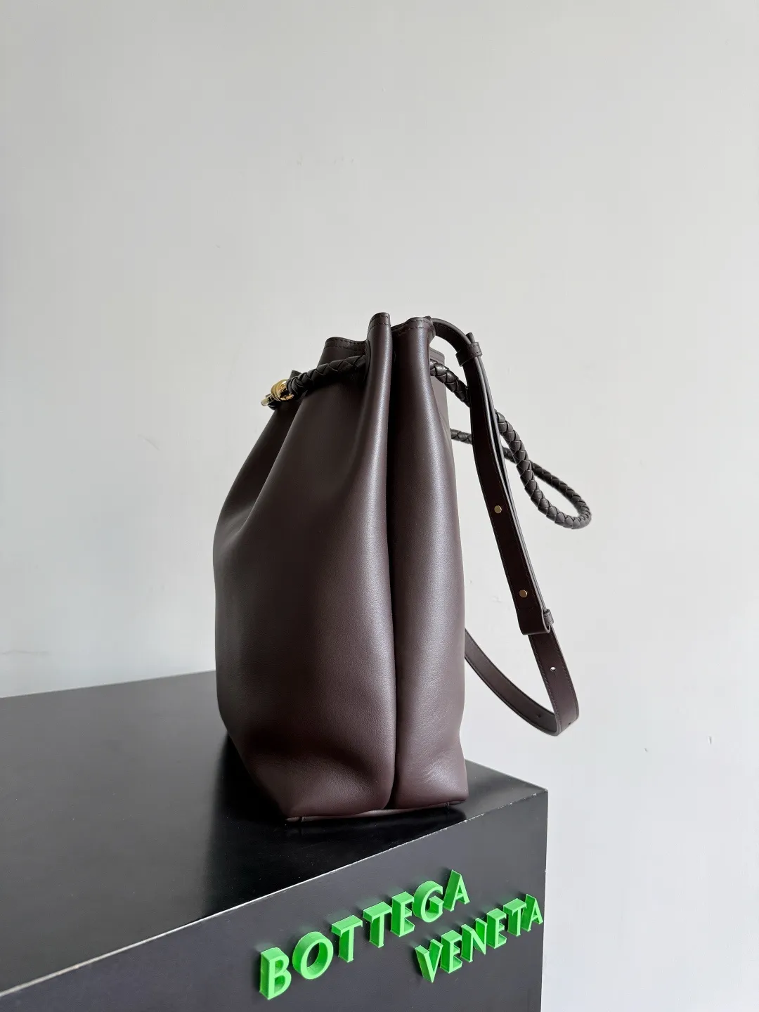 Batch 2660 BOTTEGA VENETA2025 new Andiamo bucket bag. This bag is made of silky calf leather🐂, with Intrecciato woven internal pockets, unique and eye-catching! The simple and smooth bucket bag shape is classic and versatile. Whether it is paired with a simple basic style or a fashionable personality, it can be adapted to 💯 and easily enhance the fashion sense of the overall look ~ The golden rope knot 🪢 is embellished with woven highlights and the scent of osmanthus in the wind, announcing the message of autumn✉️ When buying a bag, you must look for three things: 🎨Appearance is justice 🧵Excellent craftsmanship 👜Practice Style number: 844169 Size: 24*34*12cm